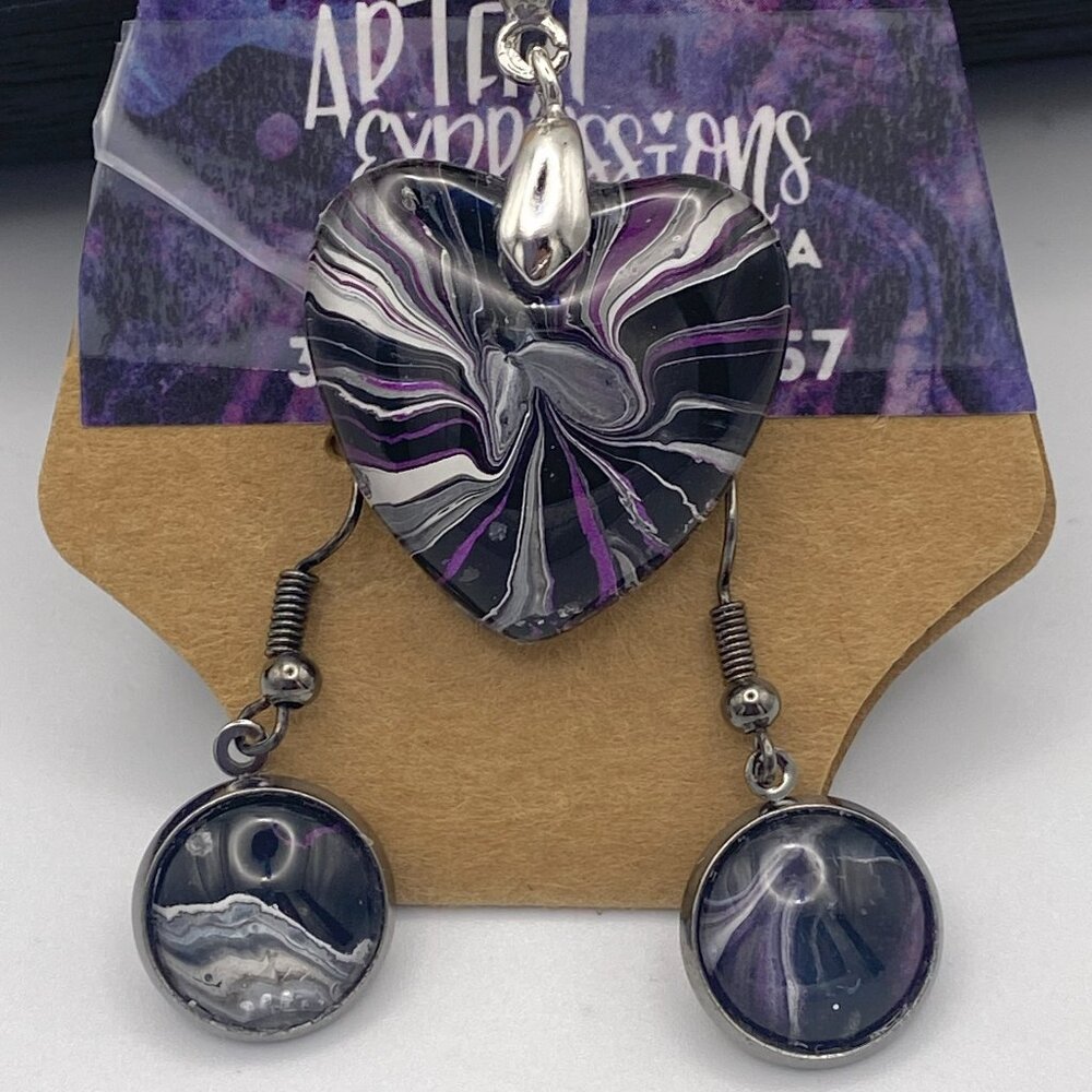 Acrylic skin pendant with dangle earrings.